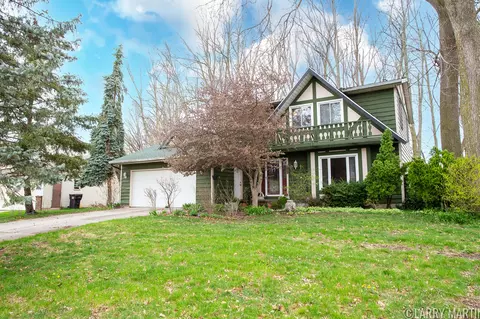 4786 Stauffer Ave SE, Kentwood, MI 49508