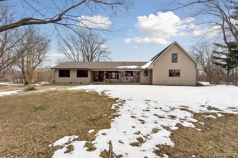 5700 Byron Rd, Howell, MI 48855