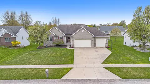 8309 Golfside Dr, Jenison, MI 49428