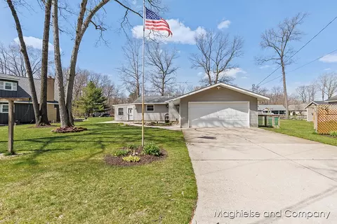 8201 Indian Shores Dr, Howard City, MI 49329