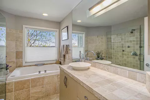 Bath - 11574 Algonquin Dr, Pinckney, MI 48169 photo 4 of 7