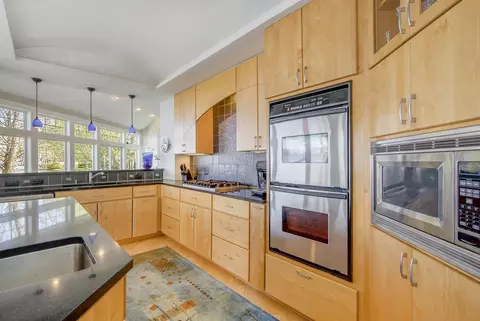 Kitchen - 11574 Algonquin Dr, Pinckney, MI 48169 photo 3 of 5