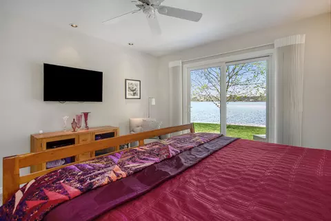 Bedroom - 11574 Algonquin Dr, Pinckney, MI 48169 photo 2 of 9