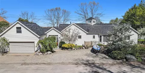 11574 Algonquin Dr, Pinckney, MI 48169