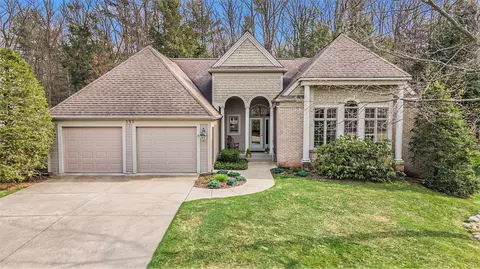 2153 W Glen Ct, Norton Shores, MI 49441