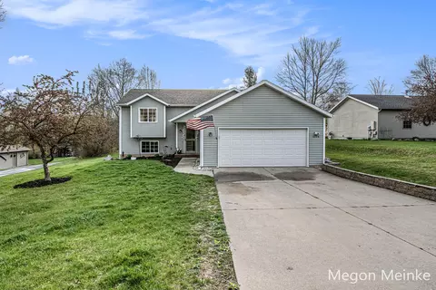 6998 Riverwood Dr, Belding, MI 48809