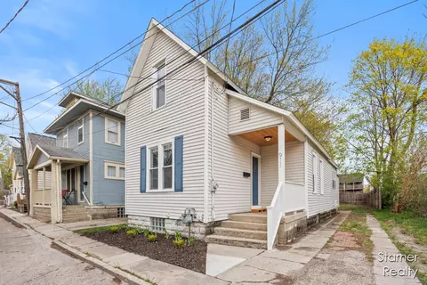 911 Zeeland Ct NE, Grand Rapids, MI 49503