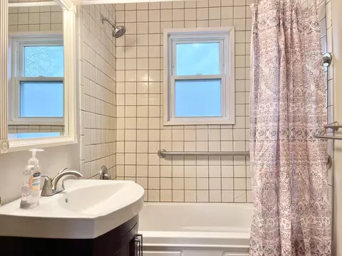 Bath - 3201 Hoyer Rd, Jackson, MI 49201 photo 2 of 2