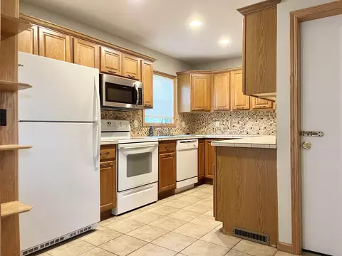 Kitchen - 3201 Hoyer Rd, Jackson, MI 49201 photo 1 of 3