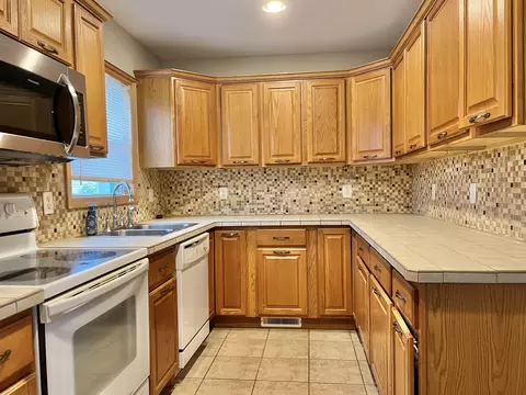 Kitchen - 3201 Hoyer Rd, Jackson, MI 49201 photo 2 of 3