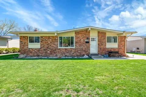9194 Bassett Ct E, Livonia, MI 48150