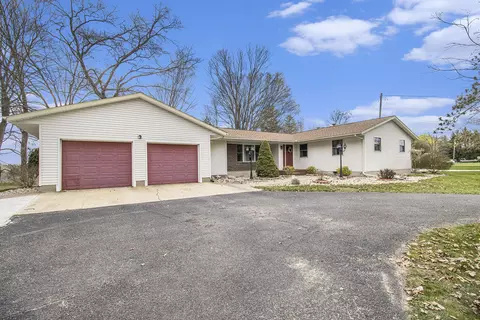 449 E Quarterline St, Newaygo, MI 49337