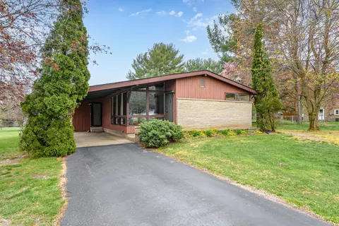471 N 10th St, Plainwell, MI 49080
