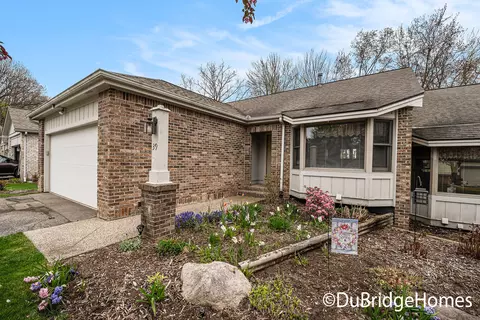 39 Skyline Cir NW, Grand Rapids, MI 49504