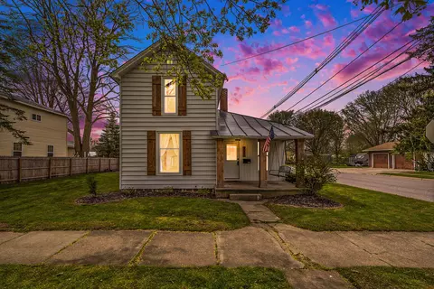 726 Lincoln Lk, Lowell, MI 49331