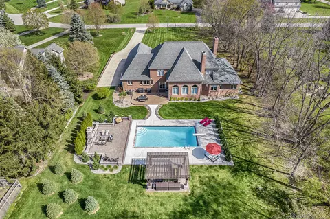 405 Hunters Crest Dr, Saline, MI 48176