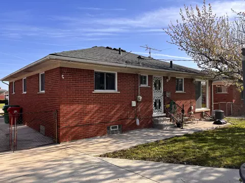 Exterior - 15320 Stricker Ave, Eastpointe, MI 48021 photo 3 of 7