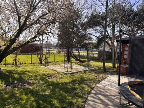 Exterior - 15320 Stricker Ave, Eastpointe, MI 48021 photo 4 of 7