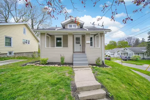 1202 Loeser Ave, Jackson, MI 49203
