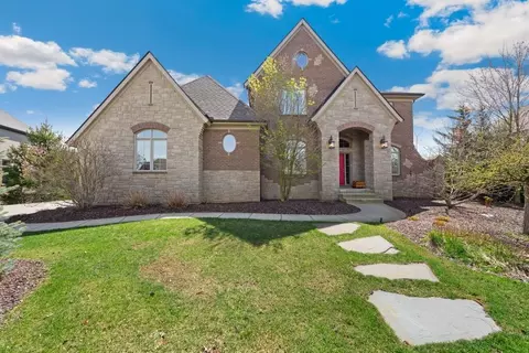 3307 Royal Berkshire Ln, Oakland, MI 48363