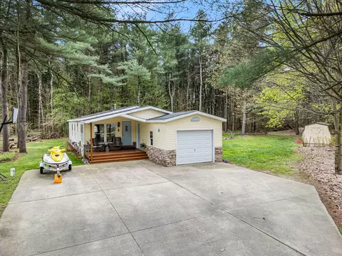 710 Edgecreek Dr, Wayland, MI 49348