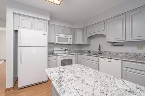 Kitchen - 16747 E Augusta Dr, Augusta, MI 49012 photo 2 of 3