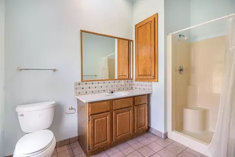 Bath - 2715 Forest Lake Dr, Jackson, MI 49203 photo 1 of 2