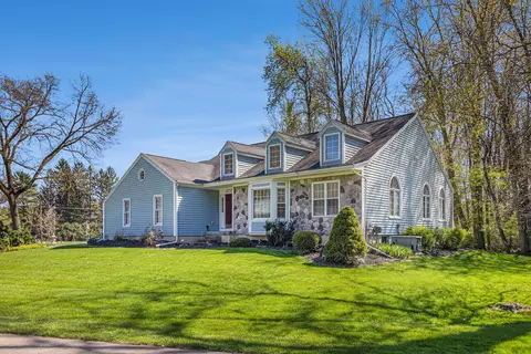 2715 Forest Lake Dr, Jackson, MI 49203