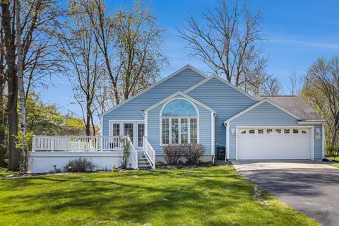 Exterior - 2715 Forest Lake Dr, Jackson, MI 49203 photo 3 of 19