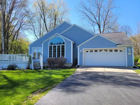 Exterior - 2715 Forest Lake Dr, Jackson, MI 49203 photo 17 of 19