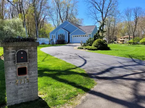 Exterior - 2715 Forest Lake Dr, Jackson, MI 49203 photo 18 of 19