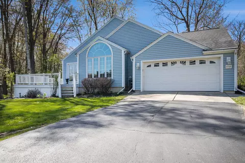 Exterior - 2715 Forest Lake Dr, Jackson, MI 49203 photo 8 of 19
