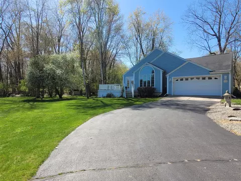 Exterior - 2715 Forest Lake Dr, Jackson, MI 49203 photo 19 of 19