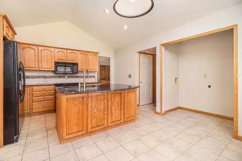 Kitchen - 2715 Forest Lake Dr, Jackson, MI 49203 photo 3 of 4