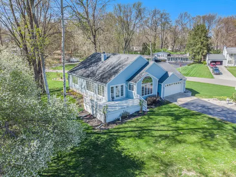Exterior - 2715 Forest Lake Dr, Jackson, MI 49203 photo 12 of 19