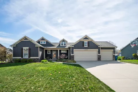 12900 Sweetbriar Dr, Grand Haven, MI 49417
