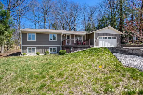 9436 Lakeview Ct, West Olive, MI 49460
