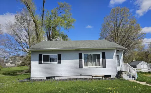 84 Taylor St, Quincy, MI 49082