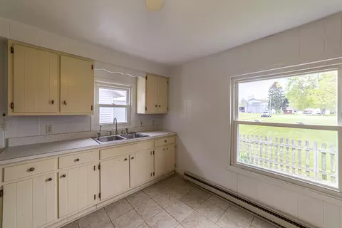 Kitchen - 18783 Donner Rd, Three Oaks, MI 49128 photo 4 of 5
