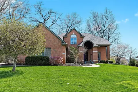 579 Woodsedge Dr, White Lake, MI 48386