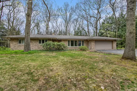 800 Point O Woods Dr, Benton Harbor, MI 49022