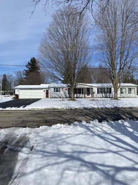 1035 W Lake Dr, Fremont, MI 49412