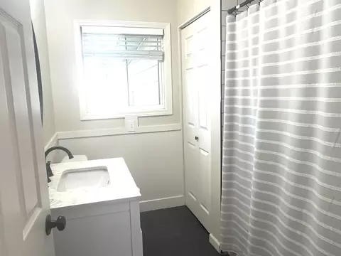 Bath - 5717 Bennett Rd, Jackson, MI 49201 photo 2 of 5