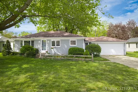 925 E 8th St, Holland, MI 49423