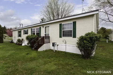 463 Hickory Dr, Fennville, MI 49408