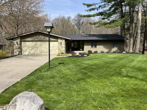 7331 Cascade Woods Dr SE, Grand Rapids, MI 49546