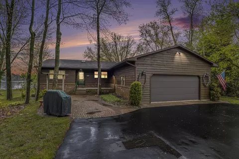 214 S Shore Dr, Sheridan, MI 48884