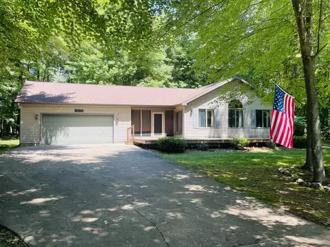 9010 Longview Dr, Canadian Lakes, MI 49346