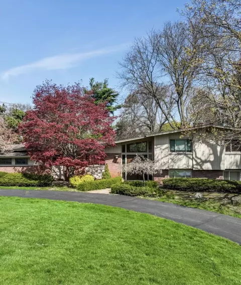 3773 Shellmarr Ln, Bloomfield Hills, MI 48302