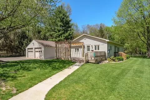 8940 W End Dr, Portage, MI 49002